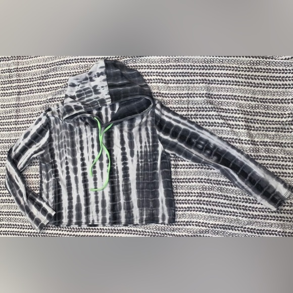 Ruby & Lace Crop - Picture 4 of 11